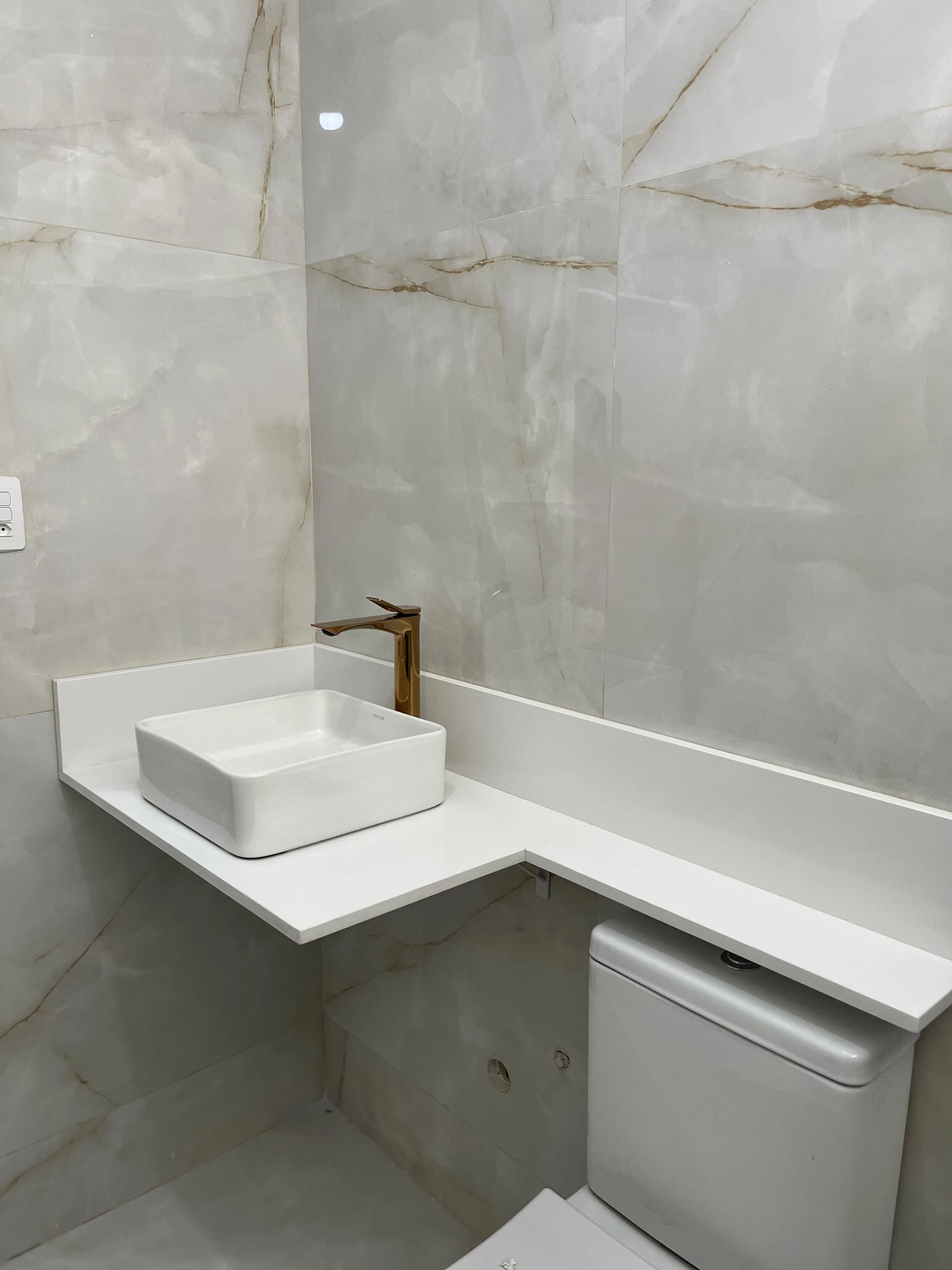 Banheiro de luxo com cuba em pedra