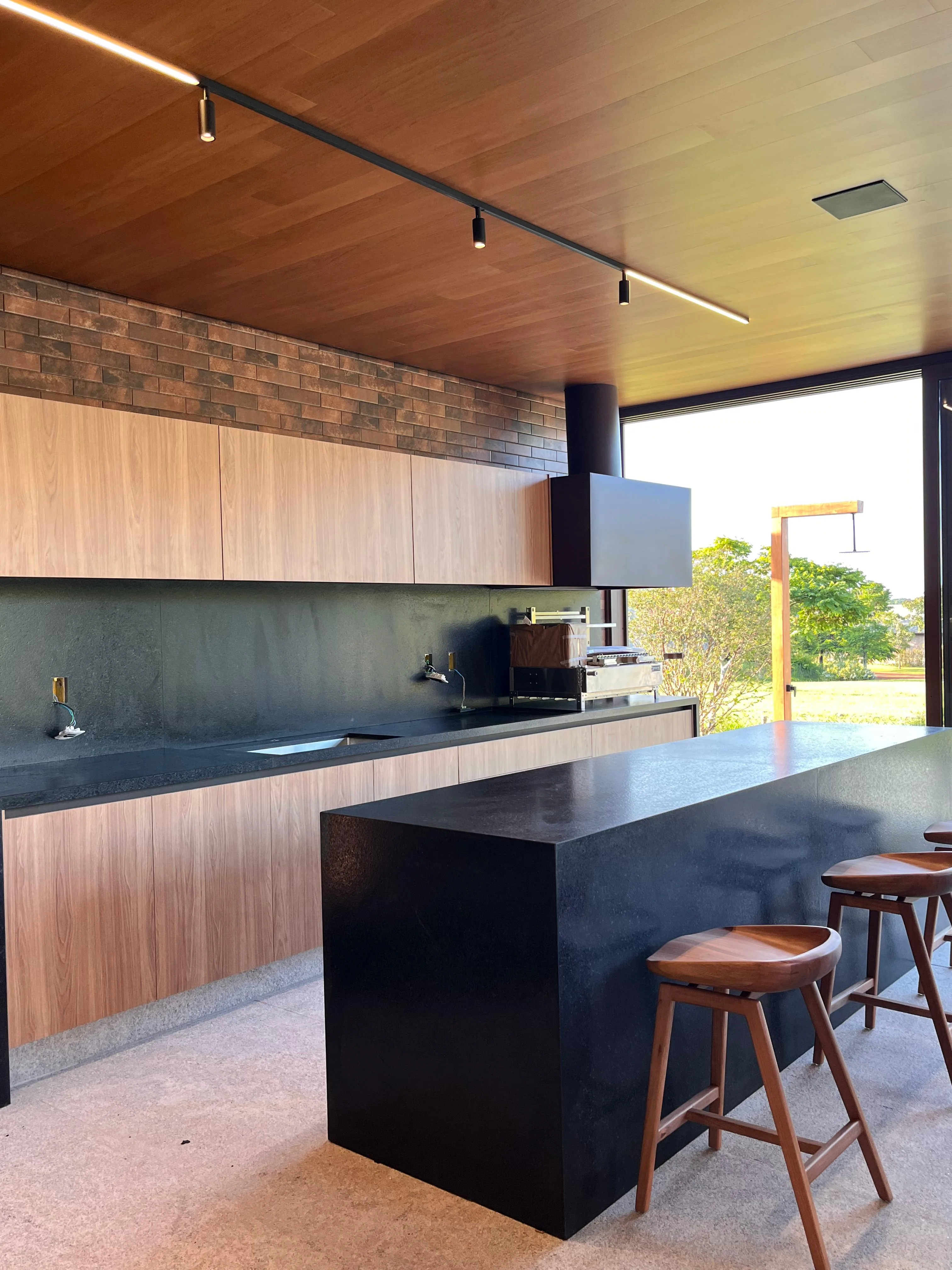 Cozinha com bancada em granito negro