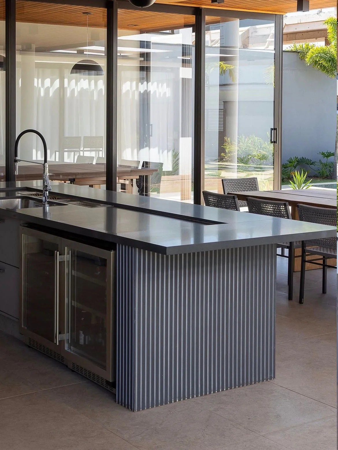 Área gourmet com bancada em pedra