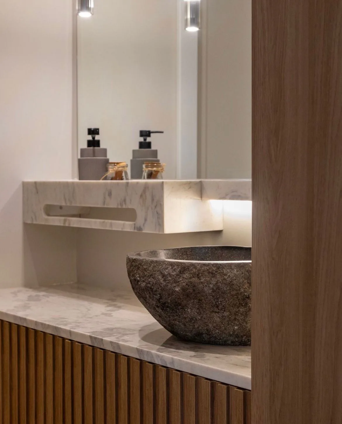 Lavabo com revestimento em porcelanato
